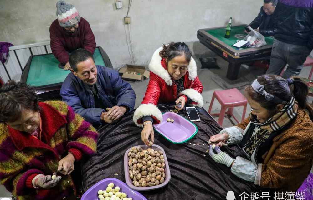 东北大坑上的夜 东北零下14度夜里，村里女人离开家，跑到“夜店”干大生意赚小钱
