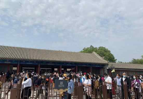 北京恭王府一票难求黄牛剩票炒到150元 对此大家怎么看？