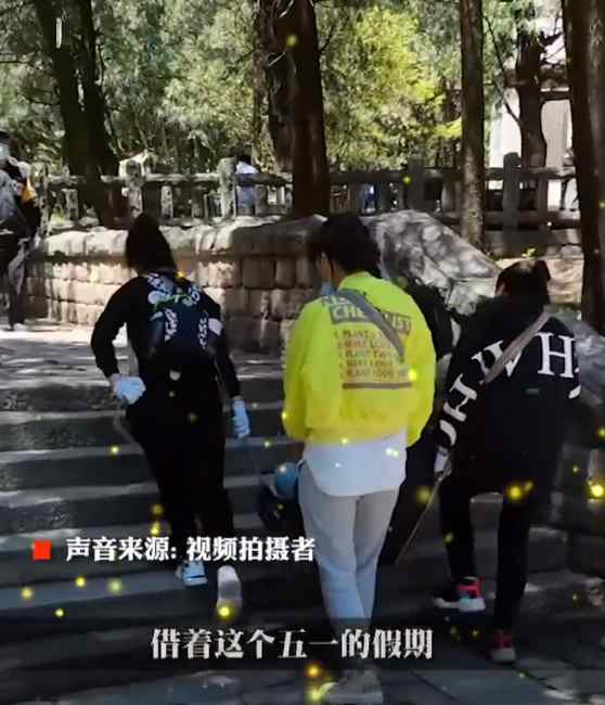 4名女子抬残疾好友登泰山 完成他的心愿！网友：这才是真朋友