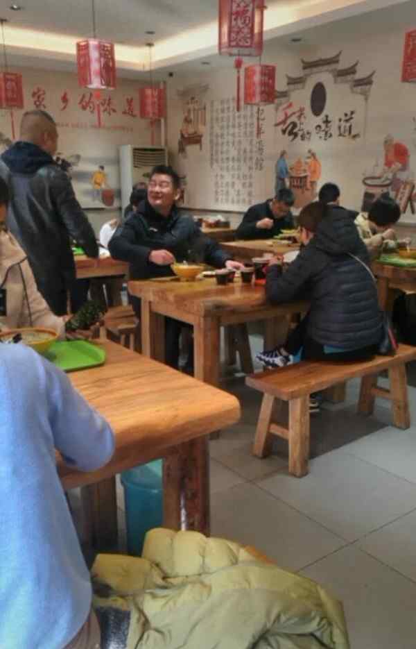 歌手井冈山 前歌星景岗山被路人认出超开心，演戏10年不红，如今52岁又翻红！