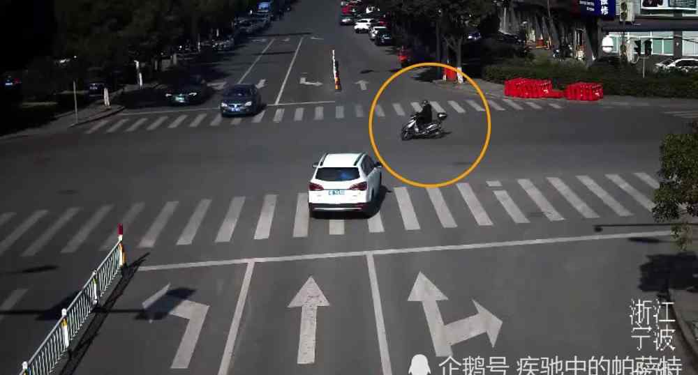 余姚车祸 浙江省宁波市又发生车祸，位于余姚市，电瓶车骑手闯红灯不幸被奥迪轿车撞飞