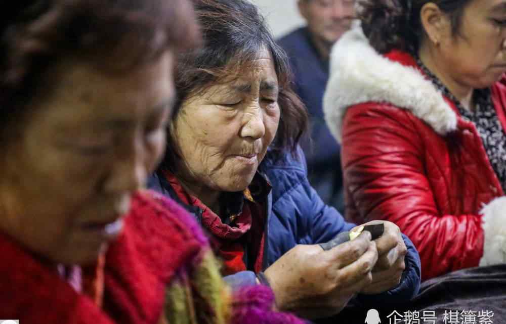 东北大坑上的夜 东北零下14度夜里，村里女人离开家，跑到“夜店”干大生意赚小钱