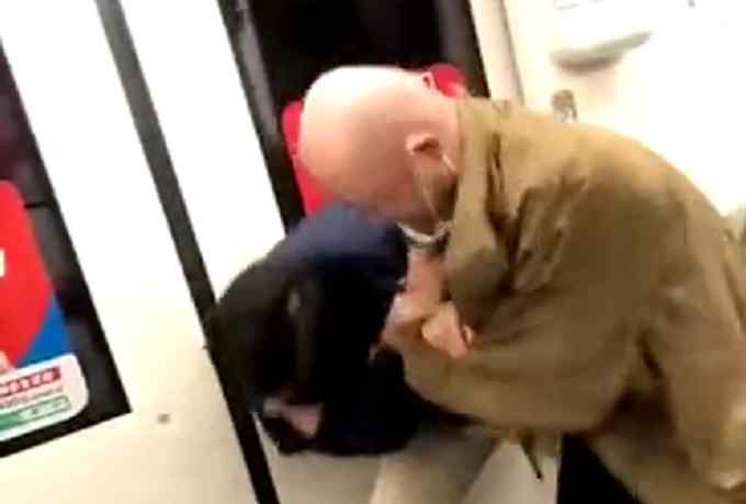 上海地铁内两男子因琐事起争执互殴 均被刑拘