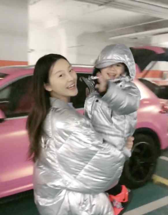 谢孟伟的老婆周楚楚 深藏不露！“嘎子”谢孟伟罕晒美娇妻，却意外曝光百万级定制豪车