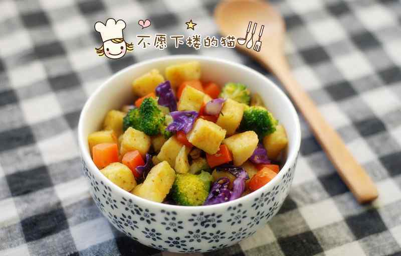 彩色馒头 给剩馒头来个华丽变身，五彩馒头丁不仅色彩诱人，营养也很丰富
