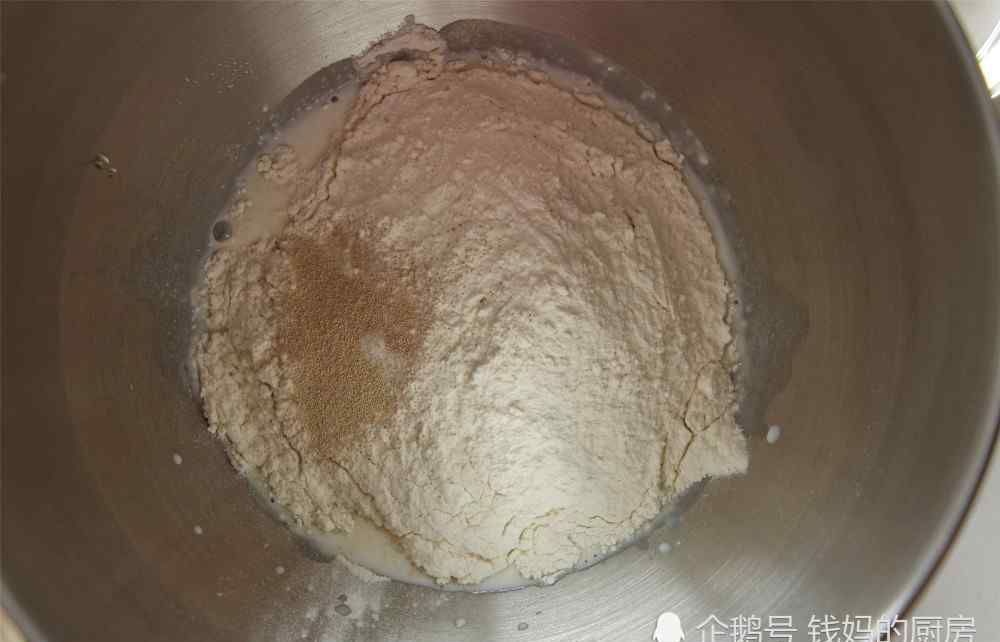 如何做面包更松软好吃 简单又好吃的小面包，比蛋糕还松软，照着步骤做，一次就成功
