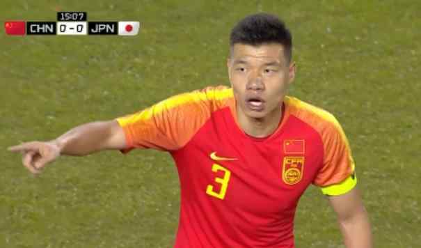 国足队长被绑架 三次致命失误！国足队长变大漏勺，停球3米远冒顶被穿裆丑态百出