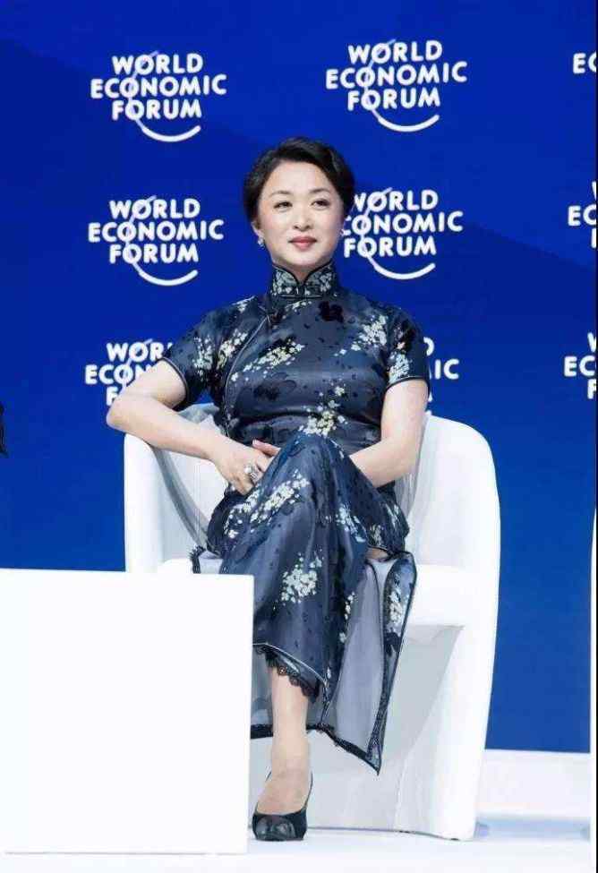 长裙舞 金星罕见登台献舞，穿长裙舞姿优美，气质真像优雅女人！