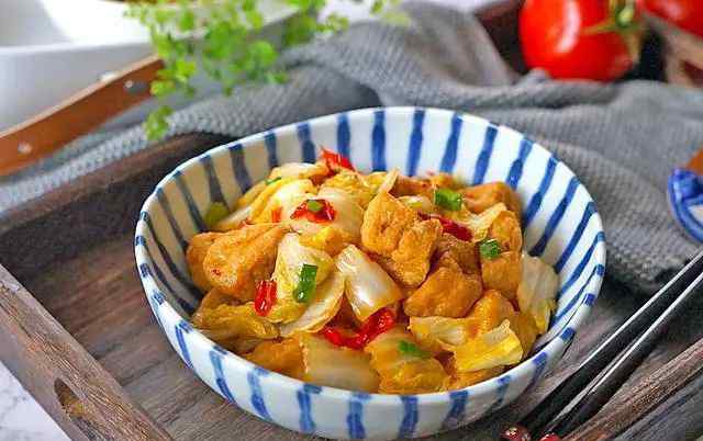 白菜炒豆腐 大白菜炒豆腐泡，口感独特，家人都爱吃