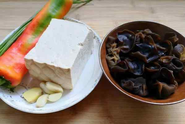 木耳炒豆腐 豆腐木耳怎么炒？木耳提前做1步，脆爽下饭还补钙