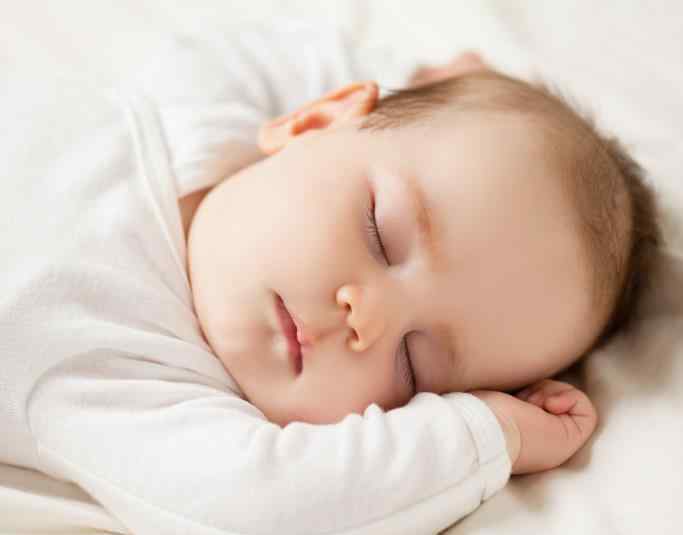 四个月宝宝睡眠时间 听说婴儿半夜要醒好几次？四个月时间，训练宝宝睡整夜觉