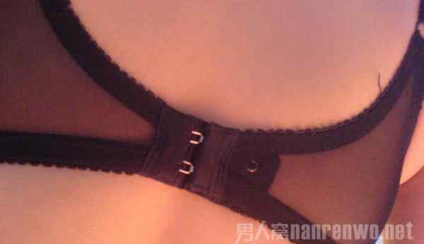 解开胸衣给你看的 大师教你单手解开美女胸衣，解胸罩吉尼斯世界纪录有多快
