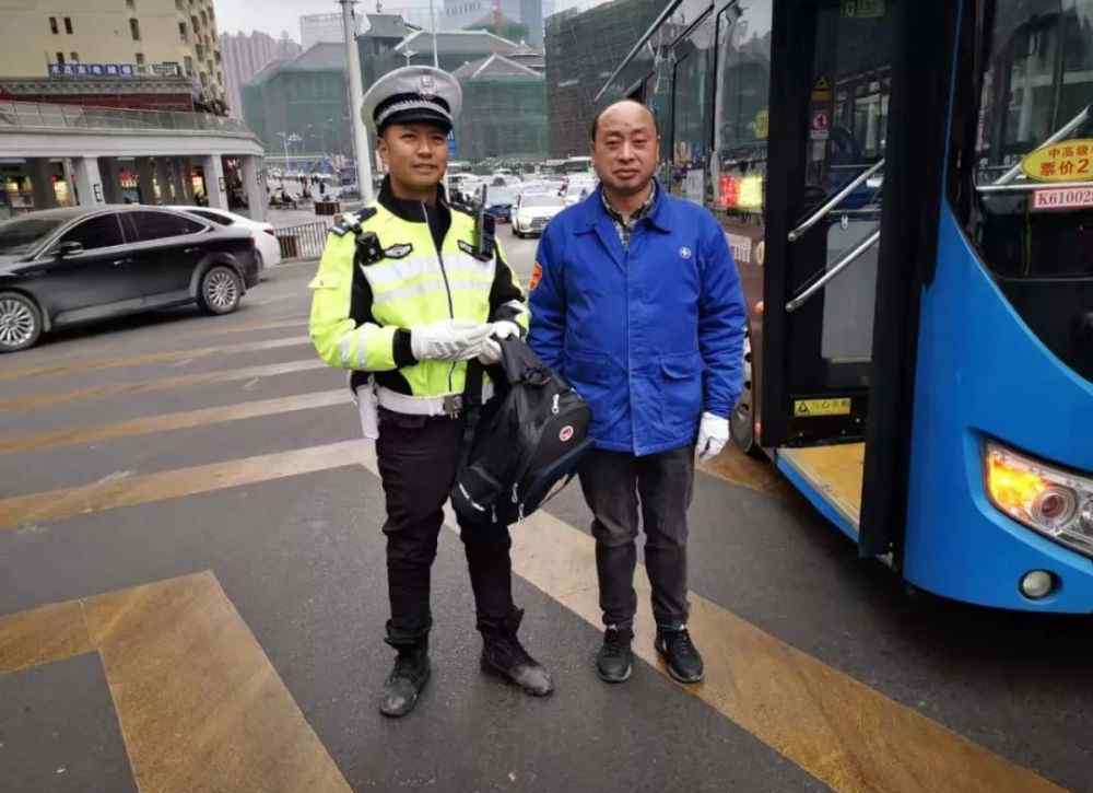 罗通有几个孩子 寒冬清晨 两个“小迷糊”因公交而着急 因交警而温暖