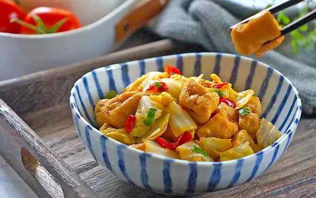 白菜炒豆腐 大白菜炒豆腐泡，口感独特，家人都爱吃