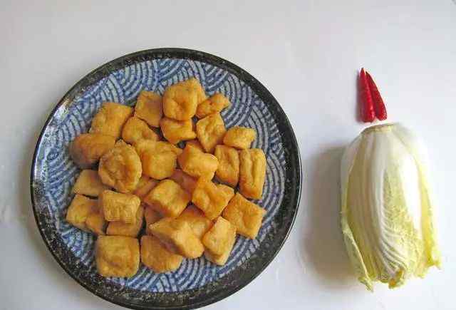 白菜炒豆腐 大白菜炒豆腐泡，口感独特，家人都爱吃