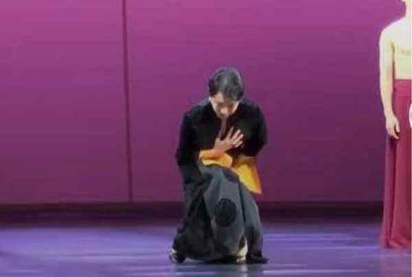 长裙舞 金星罕见登台献舞，穿长裙舞姿优美，气质真像优雅女人！