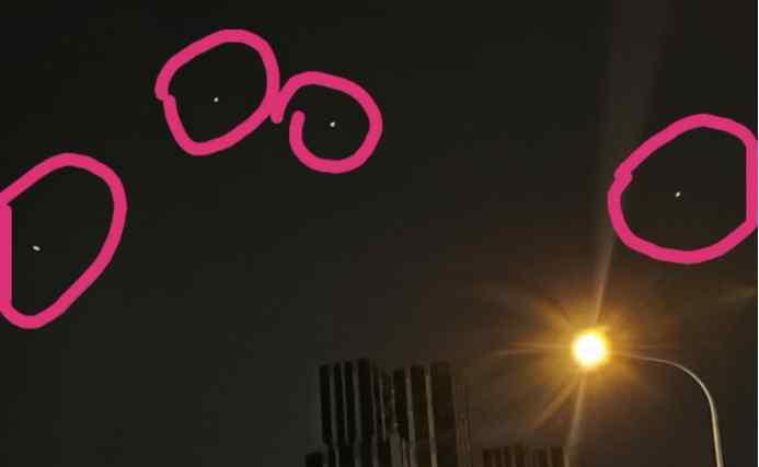 惊慌 武汉夜空出现不明飞行物，众人惊慌。摄影师：没见识，鬼影现象