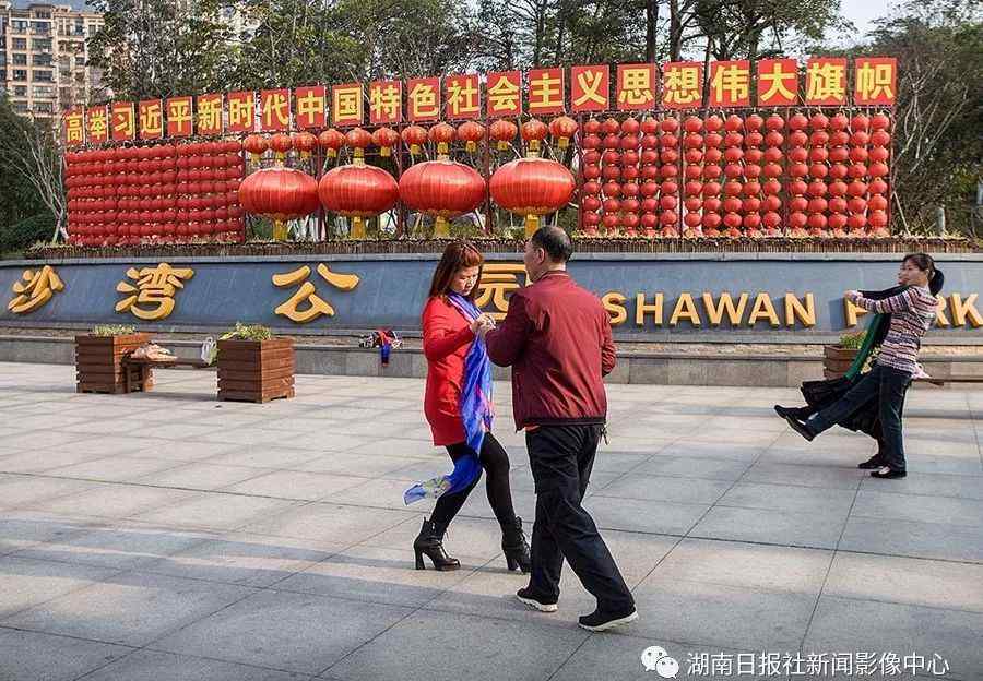炫丽广场舞 广场舞：一道炫丽的风景线