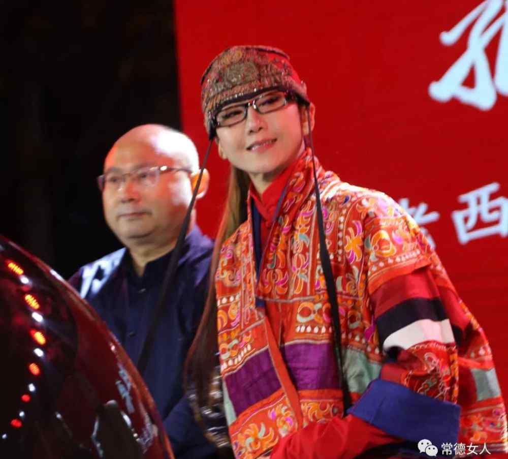 杨丽萍婚姻 当了解到杨丽萍的婚姻及终身不育的真实原因时，让人震惊，敬佩………