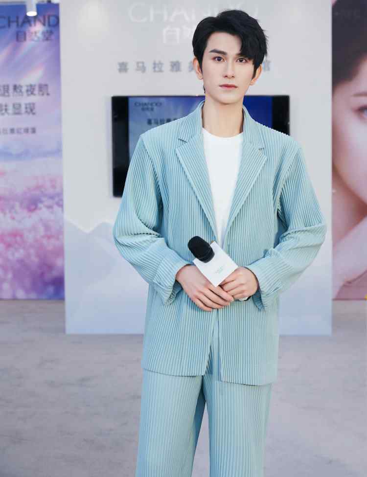 朱赞锦 朱赞锦和宋继扬撞衣柜？同款褶皱蓝西装，陈情令男孩果然是一家