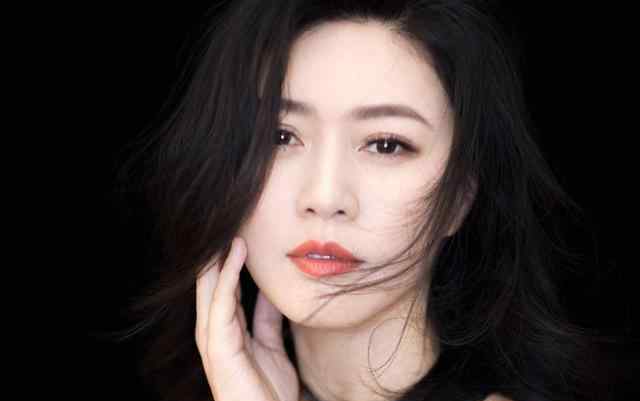 徐明章子怡 曾打败章子怡夺影后，31岁嫁豪门8年继承百亿，守寡6年44岁如少女