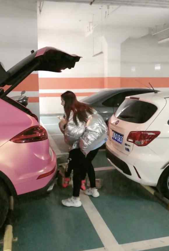 谢孟伟的老婆周楚楚 深藏不露！“嘎子”谢孟伟罕晒美娇妻，却意外曝光百万级定制豪车