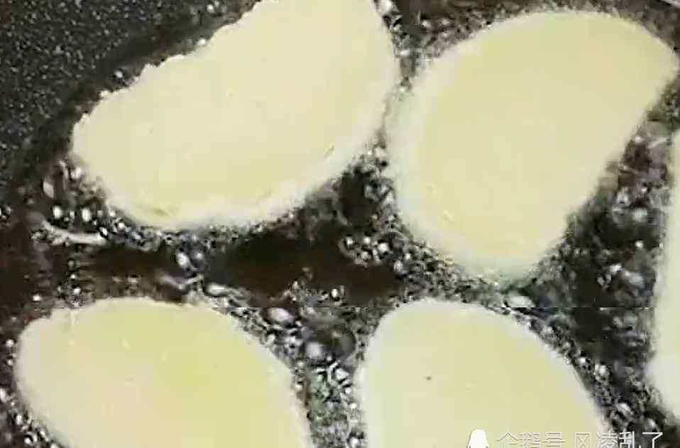 炸馍片怎么做好吃 油炸馒头片时，怎么做馒头酥软“不吸油”？大厨教你炸制馒头窍门