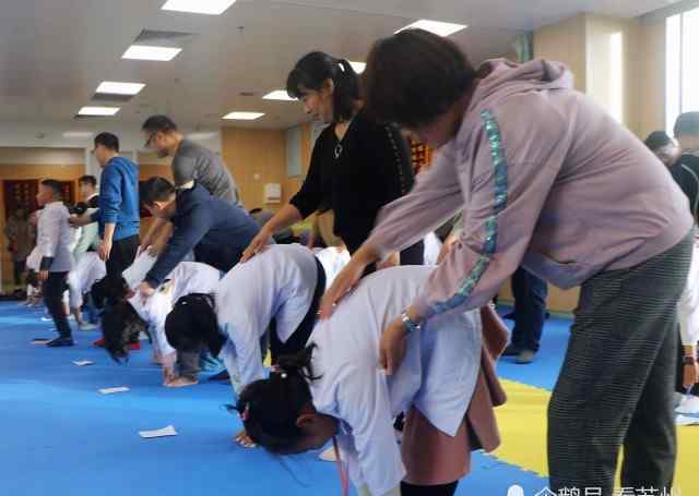 女生要弯的征兆 脊柱弯成了S形 女孩的症状你家孩子也不可忽视