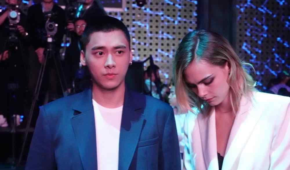 卡拉迪瓦伊 李易峰与超模卡拉迪瓦伊同框，却被女方“摸头杀”！