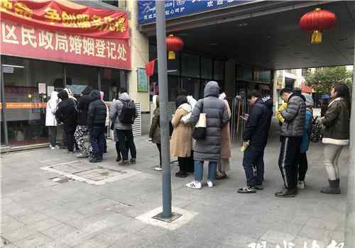 南京情侣 2020爱你爱你！南京情侣起大早“抢”头一份幸福