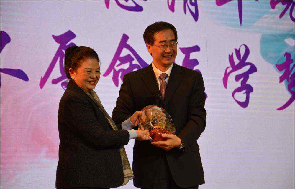 王永庆女儿 母亲曾是舞女，后改嫁千亿富豪，没想到后爸当她亲生还分百亿给她