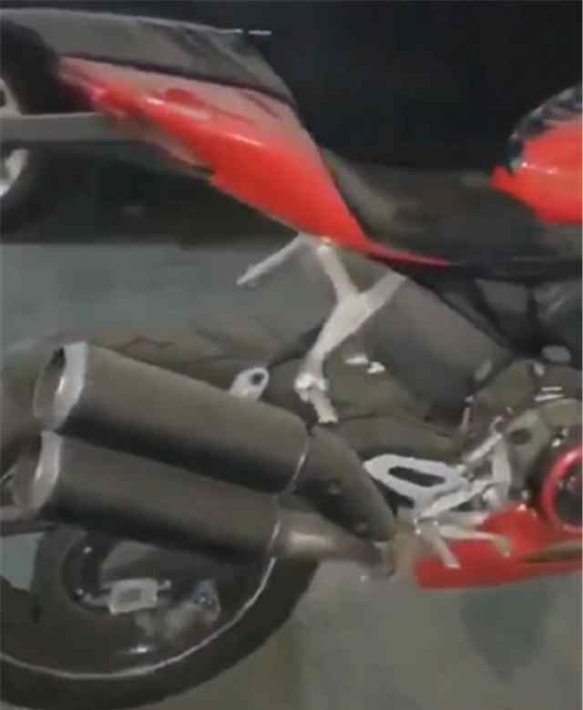 杜卡迪959价格 停放5个月的杜卡迪959，全车满灰尘，马力156匹，车价19万无人骑