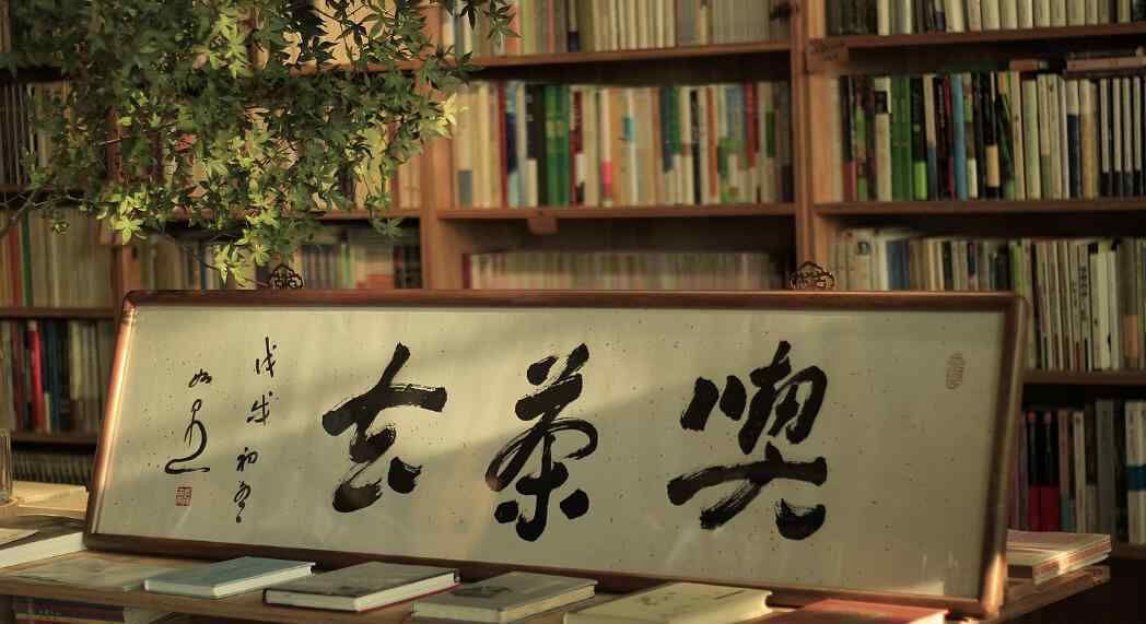 客厅适合挂什么字画 客厅沙发后面可以挂书法吗，沙发后面挂字的禁忌有哪些？