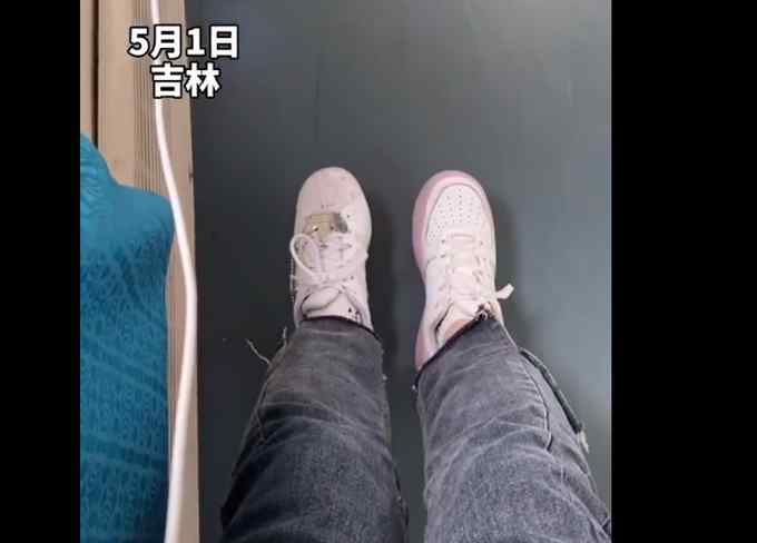 坐火车一只鞋被邻座穿走 有人想这样“搭讪”？网友：那你也得穿得上