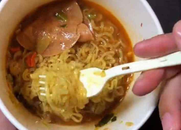 网红泡面 这款“网红泡面”火了！7元一桶，不用水就能吃，网友：康师傅急了