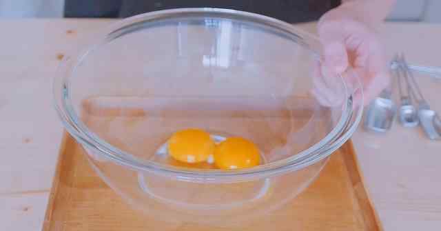 鸡蛋蒸馒头 面粉别再蒸馒头吃了，加两个鸡蛋，用平底锅一煎，松软又美味