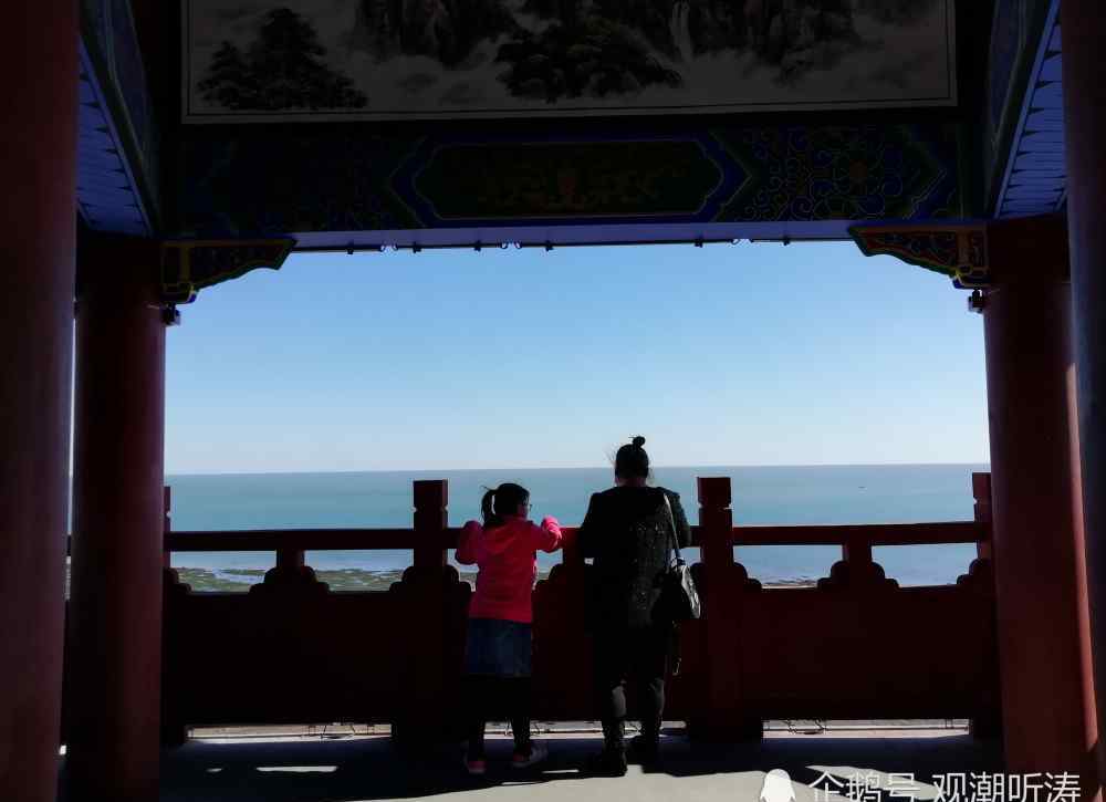 海天阁 锦州海天阁璀璨夜景画面十分唯美 市民：登楼眺海的感受很美妙