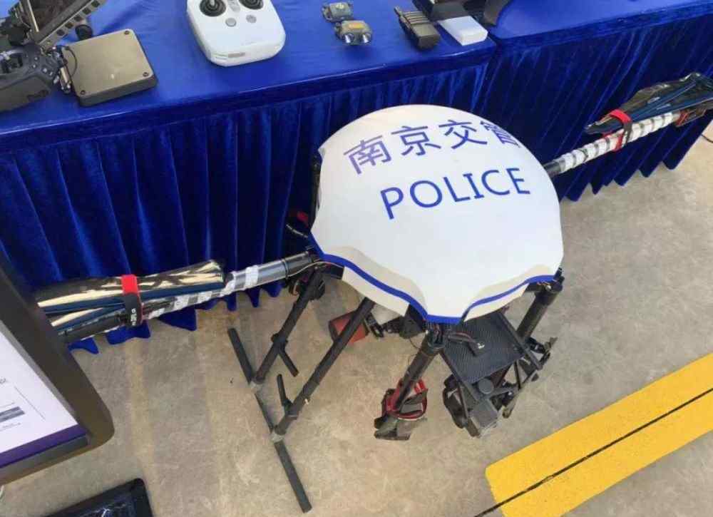 发光指挥棒 南京交警首创！路口没看到摄像头也被拍？原来蜀黍还有这些装备……