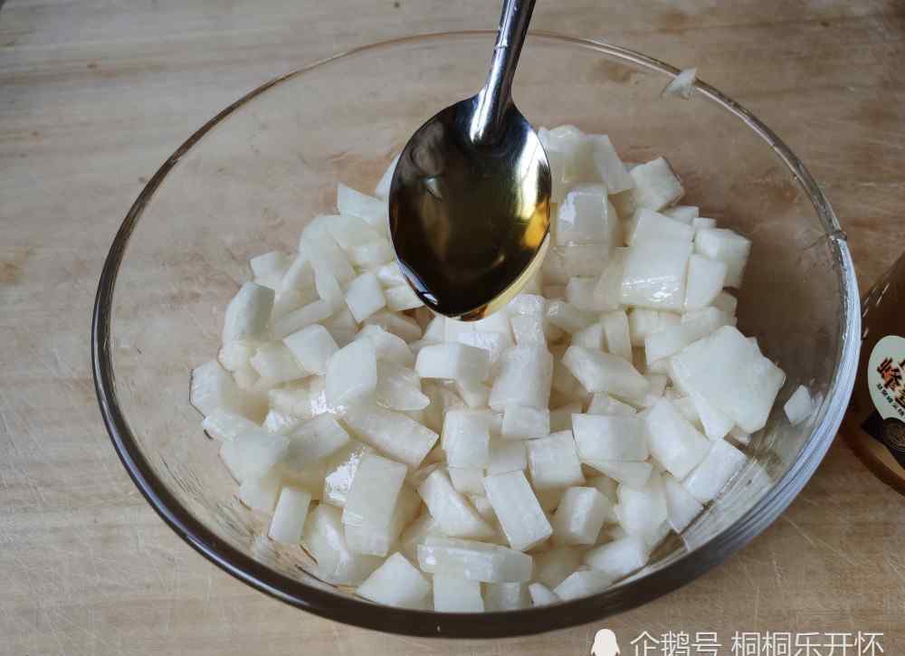 白萝卜怎么做才能止咳 天冷了咳嗽老不好，教你用白萝卜做止咳水，止咳化痰效果好