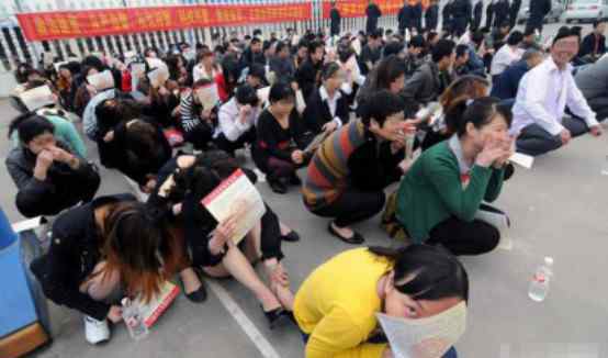 传销窝里的女人们 女子为拉人色诱男子做传销，传销窝里的男人女人们图片女子为拉人色诱男子做传销，传销窝里的男人女人们图片