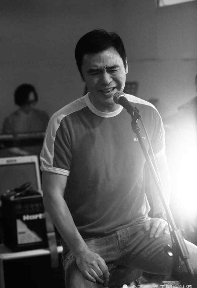 钟镇涛前妻章小蕙现状 66岁钟镇涛近照曝光，曾被前妻章小蕙“坑惨”，再婚后生活幸福