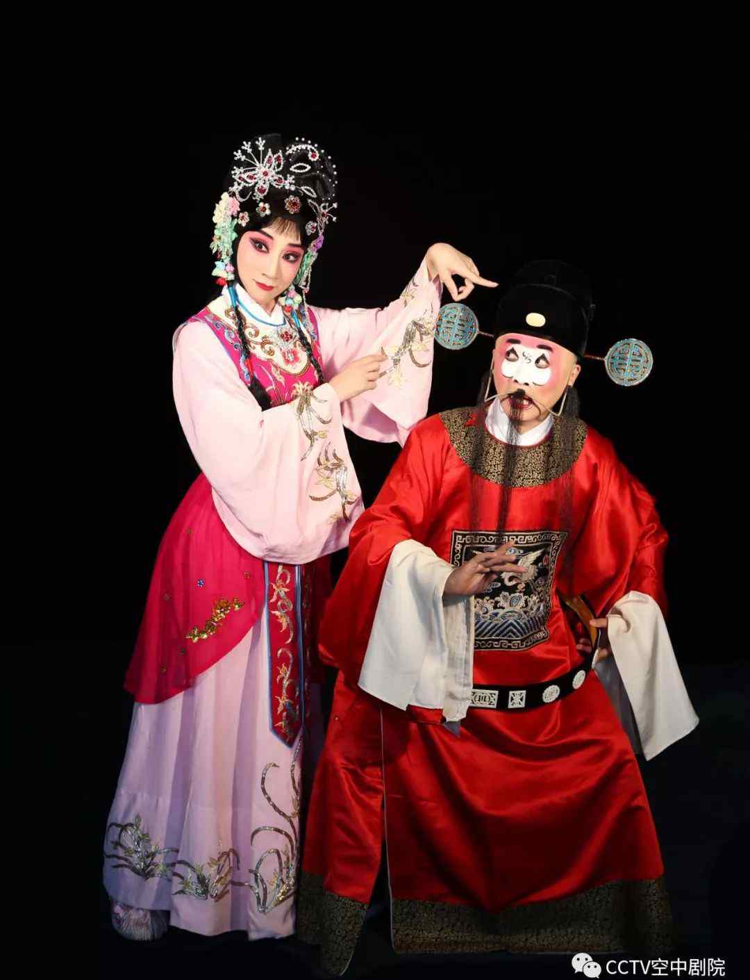 春草闯堂 京剧《春草闯堂》| 俏皮丫头斗知府，伸张正义巧团圆文章配图