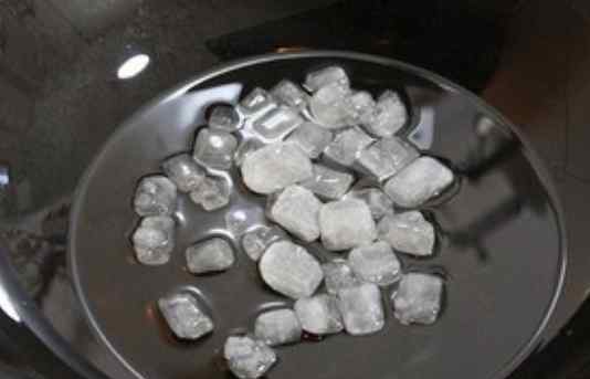 怎样炒糖色又红又亮 炒糖色时，不要直接加油，多做一步，糖色红亮不糊锅