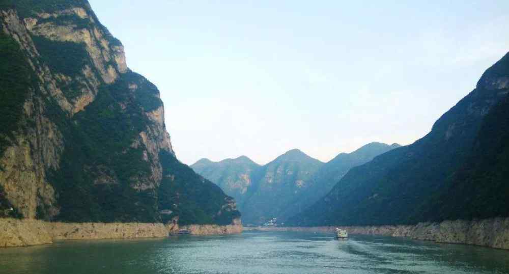 碧水东流至此 天门中断楚江开，碧水东流至此回。两岸青山相对出，孤帆一片日边来