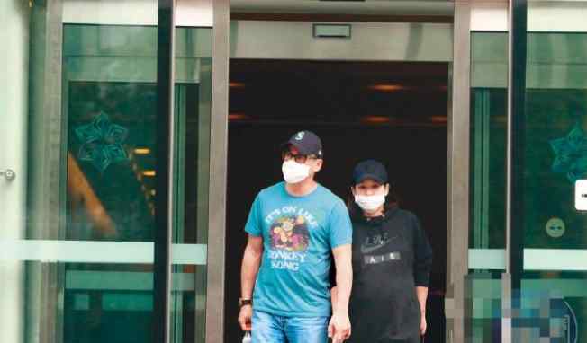 吴大维老婆 吴大维54岁终得子，与妻子牵手同行好恩爱，自曝为生子才结婚？