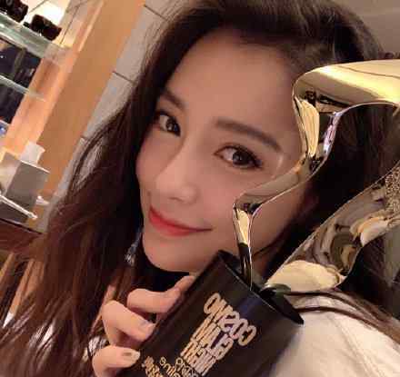 谁吐槽angelababy是女屌丝 COSMO盛典采访，Angelababy被网友称为“最心酸的女演员”