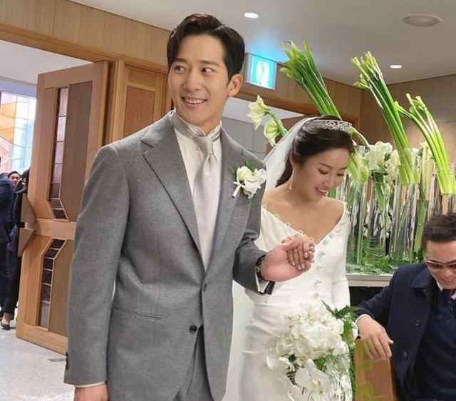 金泰希和rain 金泰希与Rain盛装出席弟弟婚礼，姐弟俩眉眼神似，都是神仙颜值