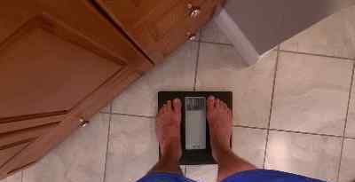 三天不吃饭只喝水能瘦多少 作死小哥尝试不吃食物，只喝水，3天减掉19.8斤，却遭到网友质疑