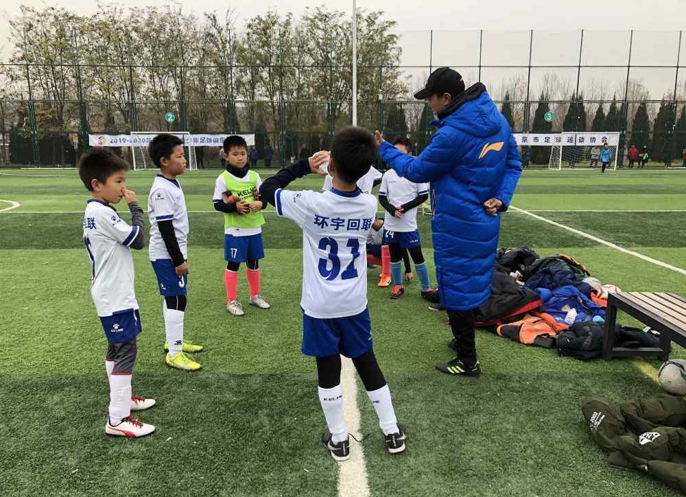 小孩踢足球 你会让你的孩子踢球吗？中国家长的选择，决定中国足球的未来