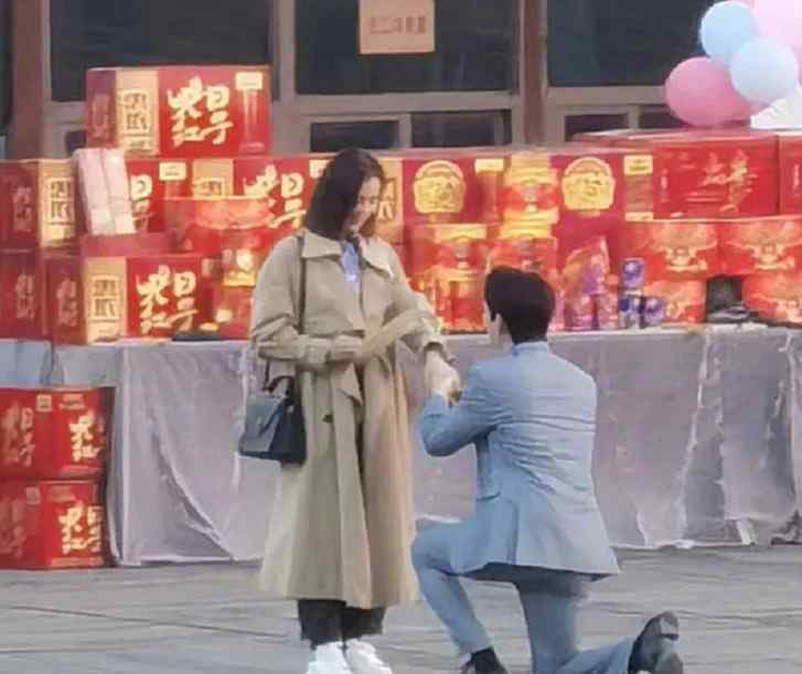 吴奇隆刘诗诗跨年 真甜蜜，吴奇隆探班刘诗诗一起跨年，但两人之间的差距渐渐显露